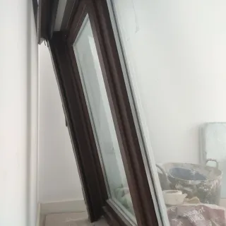 Ventana oscilobatiente con reja