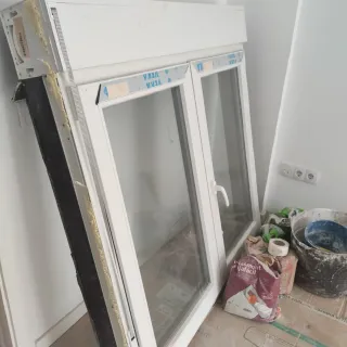 Ventana oscilobatiente con reja