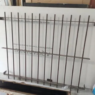 Ventana oscilobatiente con reja