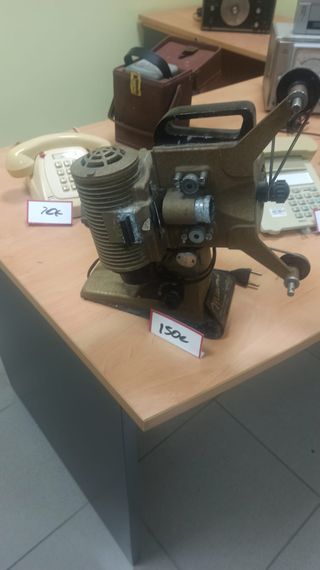 Proyector antiguo beige y marrón