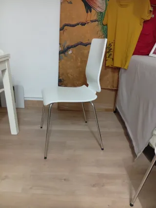 Dos Sillas blancas muy cómodas de buena calidad