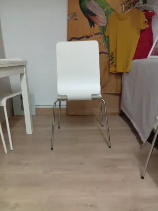 Dos Sillas blancas muy cómodas de buena calidad