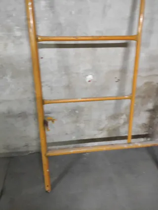 Andamio amarillo metálico