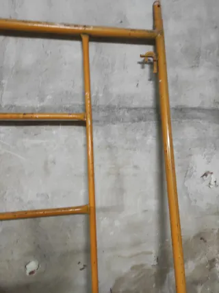 Andamio amarillo metálico