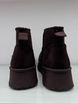 Pantufas castanhas com sola alta