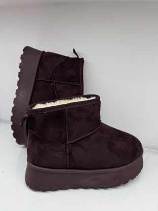 Pantufas castanhas com sola alta