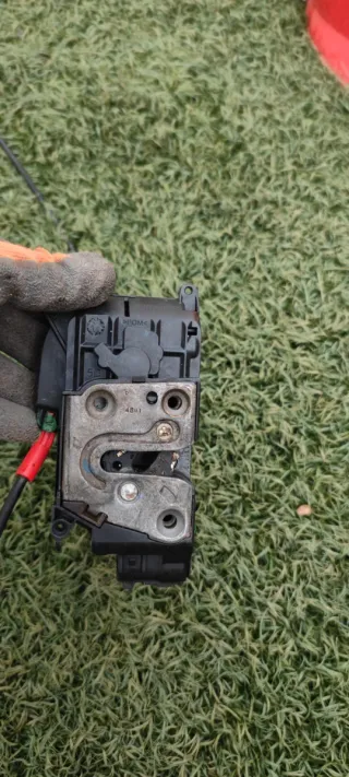 Cerradura Delantera Derecha Renault Kangoo 2009