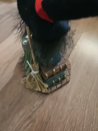 Figura de bruja con búho y cartas