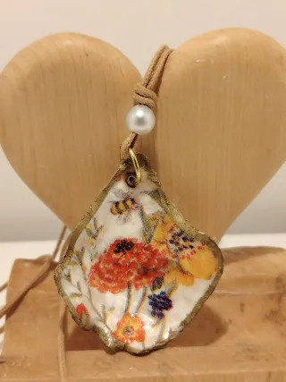 Collar de concha decorado con la técnica decoupage