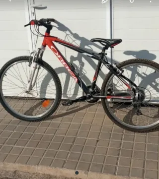 Bicicleta de Montaña Orbea Roja y Negra