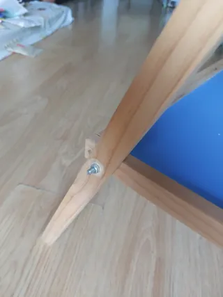 Pizarra infantil con reloj y ábaco.