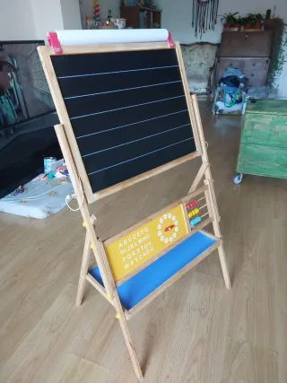 Pizarra infantil con reloj y ábaco.