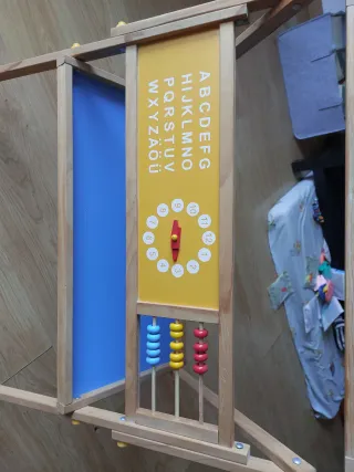 Pizarra infantil con reloj y ábaco.