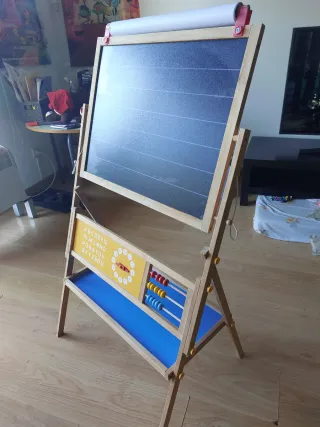 Pizarra infantil con reloj y ábaco.