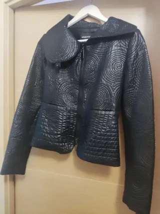 Chaqueta negra con relieve