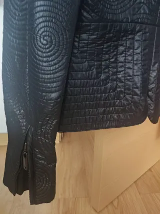 Chaqueta negra con relieve