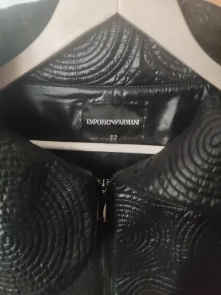 Chaqueta negra con relieve