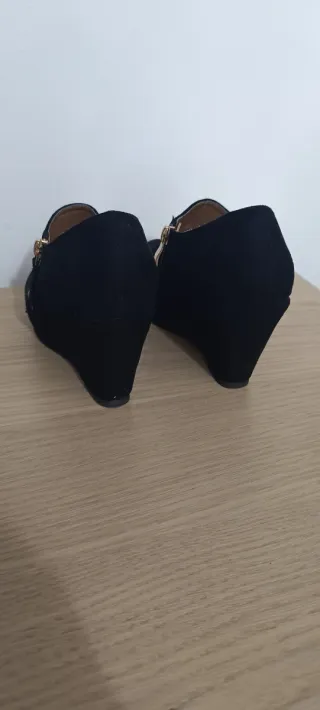 Botines de cuña negros con cremallera
