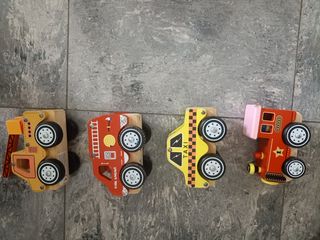 Lote 4 vehículos de madera