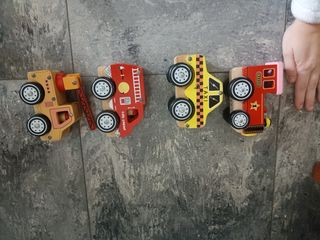 Lote 4 vehículos de madera