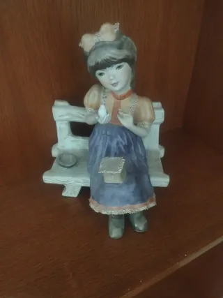 Figura porcelana romántica niña banco