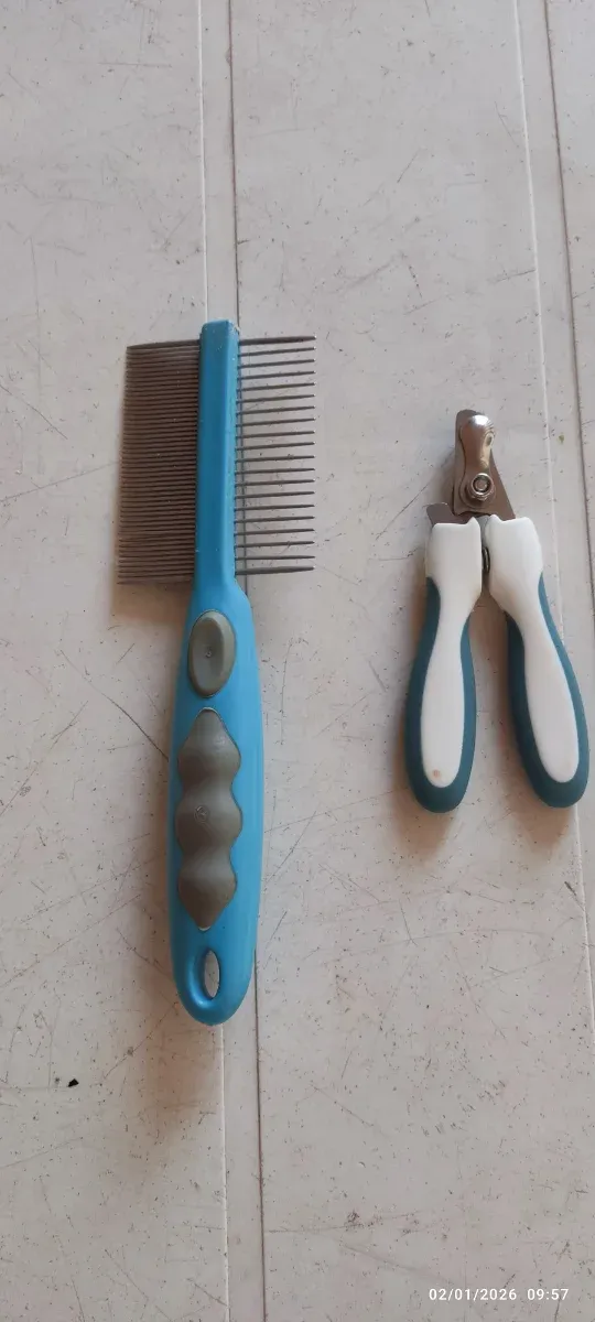 Cortauñas y cepillo para mascotas.