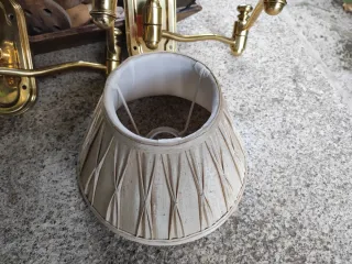 Lámparas de pared doradas con tulipas