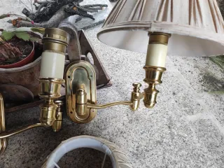 Lámparas de pared doradas con tulipas