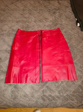 Falda roja de cuero con cremallera