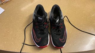 Deportivas Nike Air Versitile III Negras Rojas
