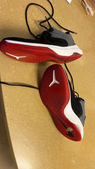 Deportivas Nike Air Versitile III Negras Rojas