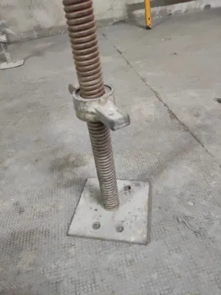 Pata de andamio ajustable