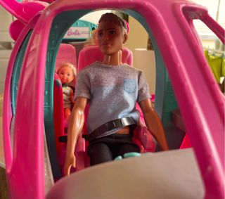 Avión Barbie con muñecos Ken, Barbie y niña.