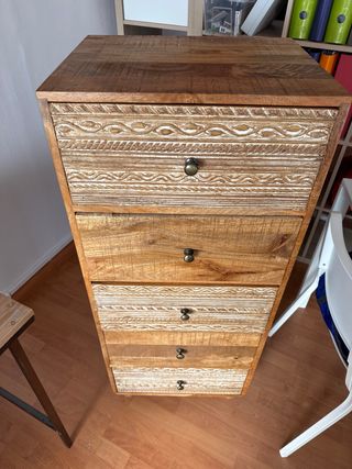 Cajonera in legno con motivi intagliati