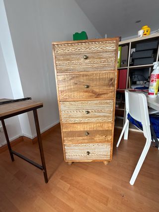 Cajonera in legno con motivi intagliati