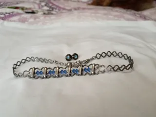 Gargantilla y pendientes azules y plateados