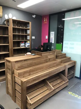 Mostrador de madera blanco