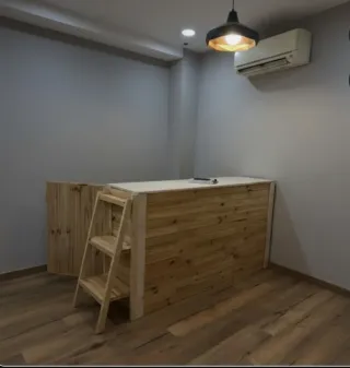 Mostrador de madera blanco