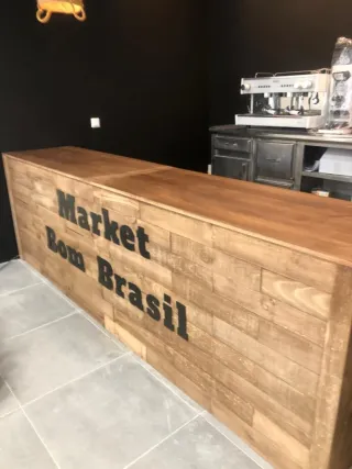 Mostrador de madera blanco