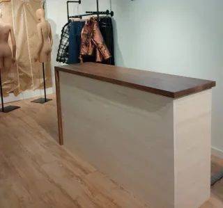 Mostrador de madera blanco
