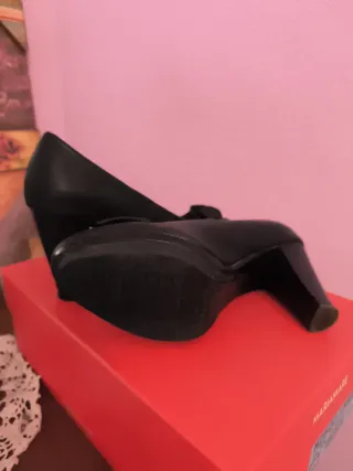 Zapatos de tacón de piel negros con lazo