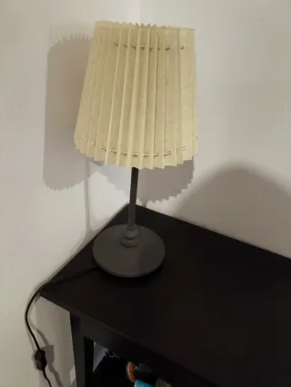 Lámpara de mesa beige y gris