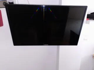 Samsung TV 32 Negra sin base con brazo de pared