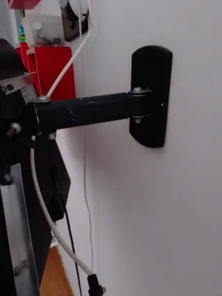 Samsung TV 32 Negra sin base con brazo de pared