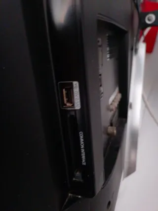 Samsung TV 32 Negra sin base con brazo de pared