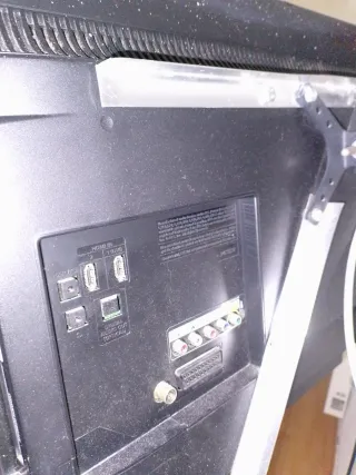 Samsung TV 32 Negra sin base con brazo de pared