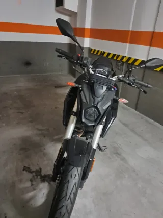 Moto Voge R125 Negra con detalles amarillo y rojo.