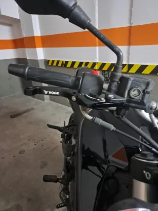 Moto Voge R125 Negra con detalles amarillo y rojo.