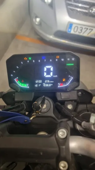 Moto Voge R125 Negra con detalles amarillo y rojo.