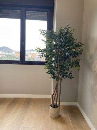 Planta artificial decorativa con maceta